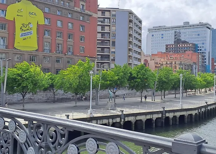 En El Centro Con Garaje Directo. Apartment