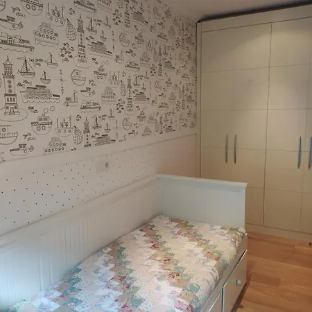 En El Centro Con Garaje Directo. Apartman