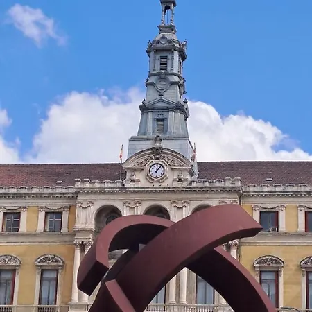 En El Centro Con Garaje Directo. Apartamento Bilbau